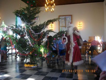 JULEMAN REPARTIENDO REGALOS A LOS MAS CHIQUITOS.