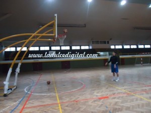 Emiliano Basabe imparable. En sus días de vacaciones practicando tiros al aro en el C.E.F. N°17 de La Dulce.