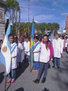 Alumnos de la Escuela N° 5, portando las banderas.