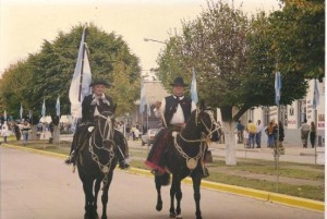 Don Alfredo Anderesen junto a Florencio "Titi" Gutiérrez. Desfile en la Av. 33 de La Dulce.