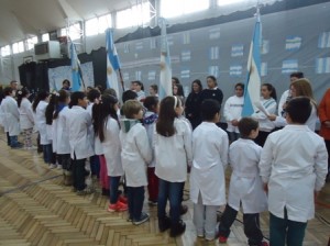 Alumnos de 4º de ambas escuelas prometiendo lealtad a la bandera.