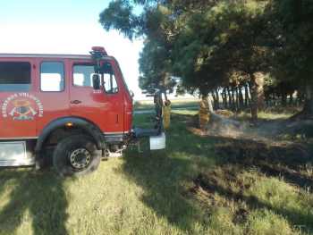 Incendio de monte sobre banquina en Ruta 86